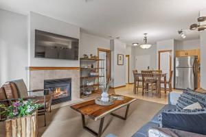 Una sala de estar con un sofá y una chimenea. en Chic 1BR City Nest Heated Parking and Hot Tub and Pool, en Canmore 22 fotos más
