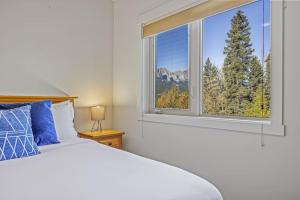 Postel nebo postele na pokoji v ubytování Spacious 2BR Minutes from Downtown w Pool and Hot Tub