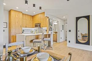 Kuchyň nebo kuchyňský kout v ubytování Spacious 2BR Minutes from Downtown w Pool and Hot Tub