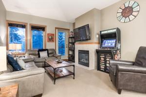 TV a/nebo společenská místnost v ubytování Spacious Getaway near Banff with Heated Pool