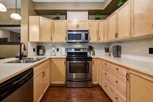 Kuchyň nebo kuchyňský kout v ubytování Spacious Getaway near Banff with Heated Pool