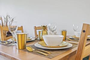 Fotografie z fotogalerie ubytování Spacious 2BR Minutes from Downtown w Pool and Hot Tub v destinaci Canmore