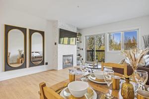 Fotografie z fotogalerie ubytování Spacious 2BR Minutes from Downtown w Pool and Hot Tub v destinaci Canmore