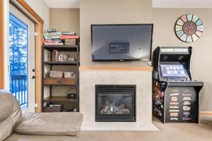 TV a/nebo společenská místnost v ubytování Spacious Getaway near Banff with Heated Pool