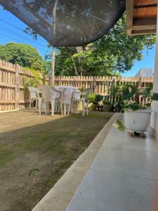 a patio with a table and chairs in a yard at Isla Rosa Coveñas in Coveñitas