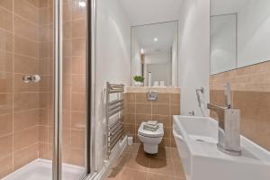 Un baño con inodoro, ducha y lavabo. en Modern home in Sunninghill, en Ascot 20 fotos más