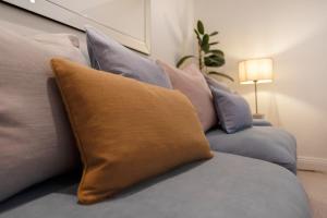un montón de almohadas sentadas en un sofá en Modern home in Sunninghill, en Ascot