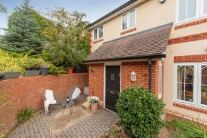 una casa de ladrillo con una puerta negra en Modern home in Sunninghill, en Ascot