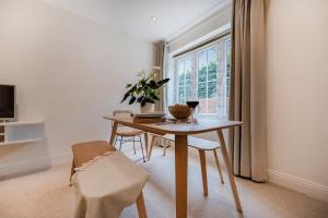 Un comedor con una mesa y una ventana. en Modern home in Sunninghill, en Ascot