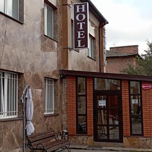 una señal en el lateral de un edificio con un banco en Modern, en Luhyny 31 fotos más