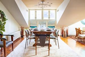 Χώρος καθιστικού στο Penthouse Loft with Jacuzzi and Sauna