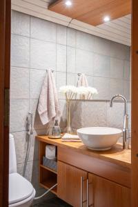 Ένα μπάνιο στο Penthouse Loft with Jacuzzi and Sauna