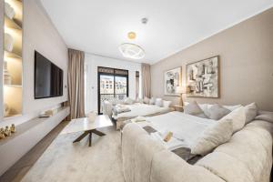 Χώρος καθιστικού στο Full Burj View - Souk vibe one-bedroom apartment