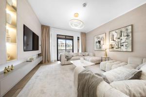 Ένα ή περισσότερα κρεβάτια σε δωμάτιο στο Full Burj View - Souk vibe one-bedroom apartment +42 φωτογραφίες