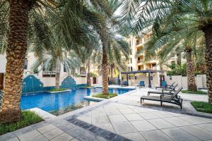 Πισίνα στο ή κοντά στο Full Burj View - Souk vibe one-bedroom apartment