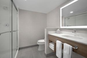 Koupelna v ubytování Holiday Inn Express Baltimore - BWI Airport NE by IHG + 26 fotografií
