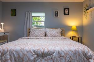 un dormitorio con una cama y una ventana en Cultural Heritage Award winning home - Ideal for Holiday Stays & Lake Walks, en Austin