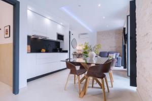 a kitchen and dining room with a table and chairs at Luxury Apartment overlooking Casa Pilatos in Seville