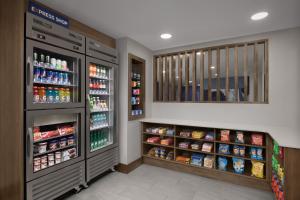 un pasillo de una tienda de comestibles con nevera y bebidas en Holiday Inn Express Baltimore - BWI Airport NE by IHG, en Baltimore