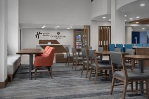 Un restaurante con mesas y sillas y un cartel. en Holiday Inn Express Baltimore - BWI Airport NE by IHG, en Baltimore 35 fotos más