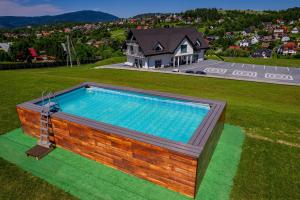 an overhead view of a swimming pool in a yard at Kompleks Gazdówka Apartamenty - Rabka-Zdrój in Ponice