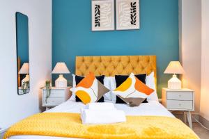 Ένα ή περισσότερα κρεβάτια σε δωμάτιο στο The Ground Floor Getaway with Free Parking