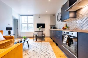 Η κουζίνα ή μικρή κουζίνα στο The Ground Floor Getaway with Free Parking