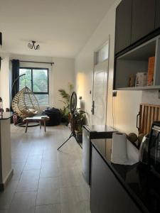 ein Wohnzimmer mit einer Hängematte in der Mitte in der Unterkunft Kitisuru Zen Stay in Gatunga