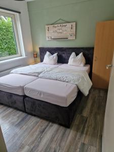 Postel nebo postele na pokoji v ubytování Huinerhofje 2 - Vrijstaand met grote omheinde tuin, rust, privacy en nabij bossen