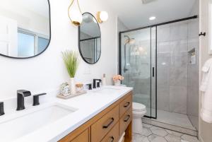 ロンバードにあるGrand Retreat 5Brs Game Roomの洗面台とシャワー付きのバスルーム +58枚の写真