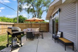 ロンバードにあるGrand Retreat 5Brs Game Roomのパティオ(テーブル、傘、グリル付)