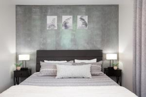 ロンバードにあるGrand Retreat 5Brs Game Roomのベッドルーム1室(大型ベッド1台付)