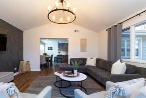 ロンバードにあるGrand Retreat 5Brs Game Roomのソファとテーブルのあるリビングルーム