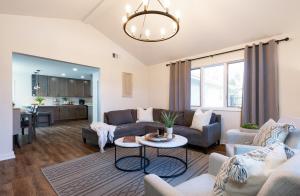 ロンバードにあるGrand Retreat 5Brs Game Roomのソファとテーブルのあるリビングルーム