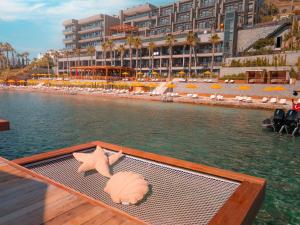 ein Boot mit einem Seestern auf einem Floß im Wasser in der Unterkunft The Bodrum Hotel Yalıkavak - MGallery Collection in Yalıkavak