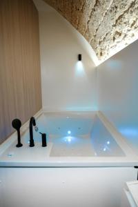 a bathroom with a sink in a room at Myra Bari Bed & Spa in Bari