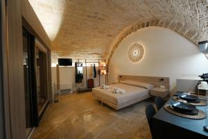 a bedroom with a bed and a couch in a room at Myra Bari Bed & Spa in Bari