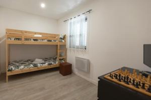 a bedroom with bunk beds and a chess board at Casa de Clarisse in Ermelo