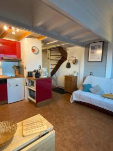 Cette chambre dispose d'une cuisine et d'un lit. dans l'établissement Le Domaine du Lary, à Cadeilhan-Trachère