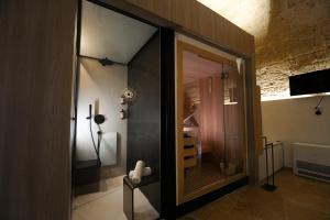a hallway with a glass door leading to a bathroom at Myra Bari Bed & Spa in Bari +14 photos