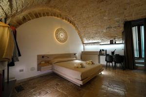a bedroom with a bed and a table in a room at Myra Bari Bed & Spa in Bari