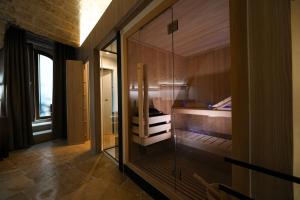 a room with a bed with a glass wall at Myra Bari Bed & Spa in Bari