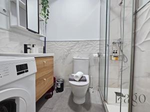 een badkamer met toilet en glazen douche bij Estudio con Wifi y AC en Centro Sol y Gran via in Madrid +28 foto's