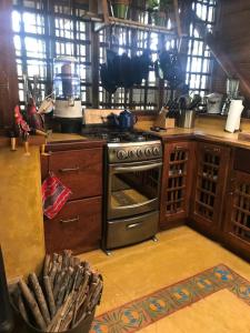 een keuken met een kookplaat in de kamer bij Casa Alma, Nature Escape with River, Trails and Views in San Rafael