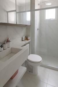 une salle de bain blanche avec toilettes et douche dans l'établissement Apartamento em condomínio belém cop30 com piscina, à Belém
