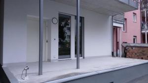 バーゼルにあるStudiowohnung und Zimmer, Basel-Stadtの側面に蛇口がある建物 +3枚の写真