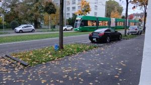 バーゼルにあるStudiowohnung und Zimmer, Basel-Stadtのバスの脇に駐車した車