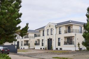 una hilera de casas en un estacionamiento en Das Oswald's Boutique Hotel, en Cuxhaven