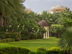 Κήπος έξω από το Raffles The Palm