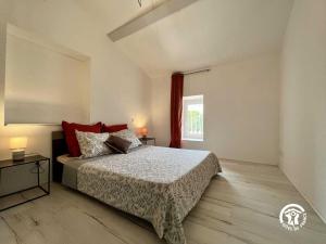 un dormitorio con una cama y una ventana en Sous les toits, en Canet d'Aude 12 fotos más